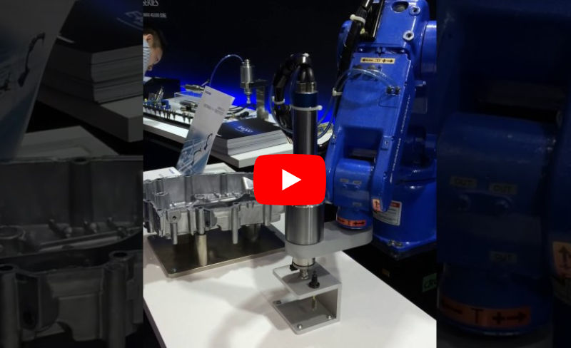 Yaskawa Robot lavora con un elettromandrino E3000 Nakanishi